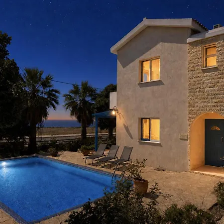 Seafront With Private Pool Dom wakacyjny *