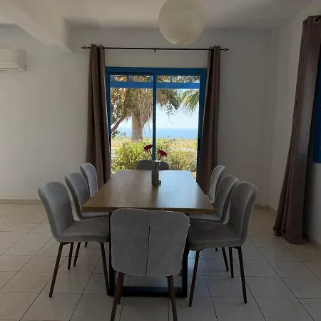 Dom wakacyjny Seafront With Private Pool *