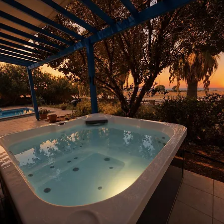 Seafront With Private Pool Dom wakacyjny *