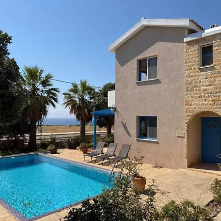 Seafront With Private Pool Dom wakacyjny *